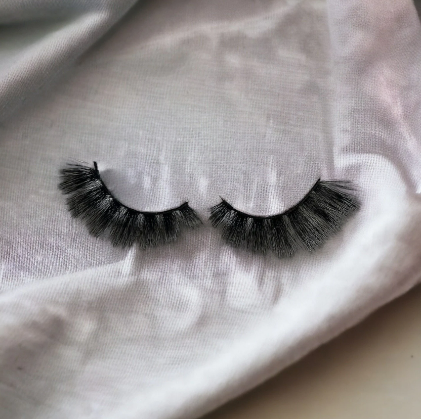 Diva Lashes | Bold Glam Faux Mink Lashes for Maximum Drama – My Little Secret